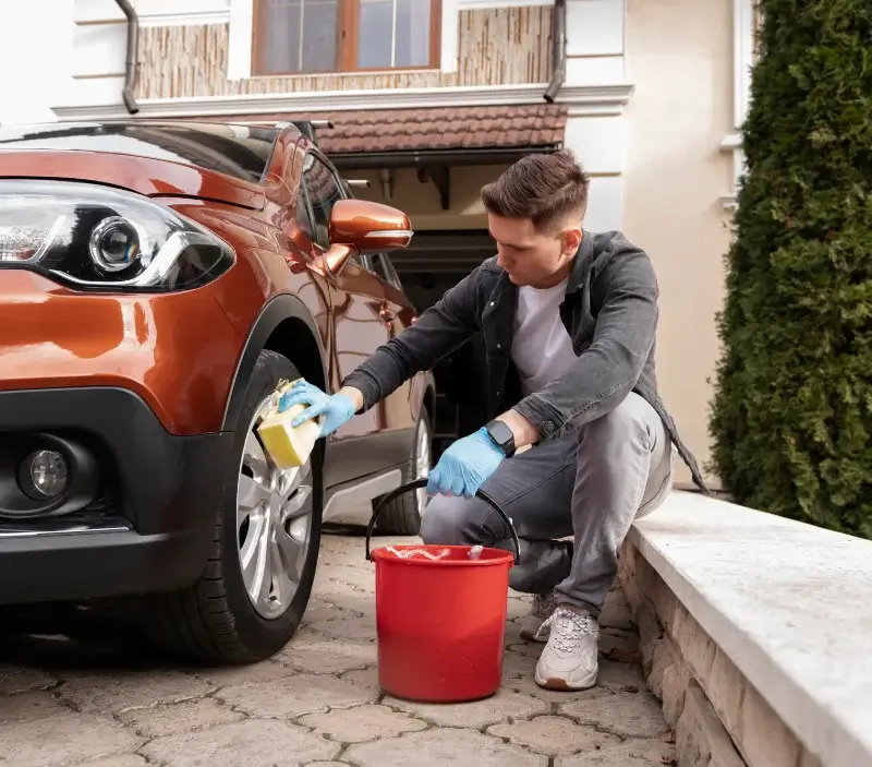 Lavage auto à domicile Saint-Héand : professionnel intervenant sur un véhicule